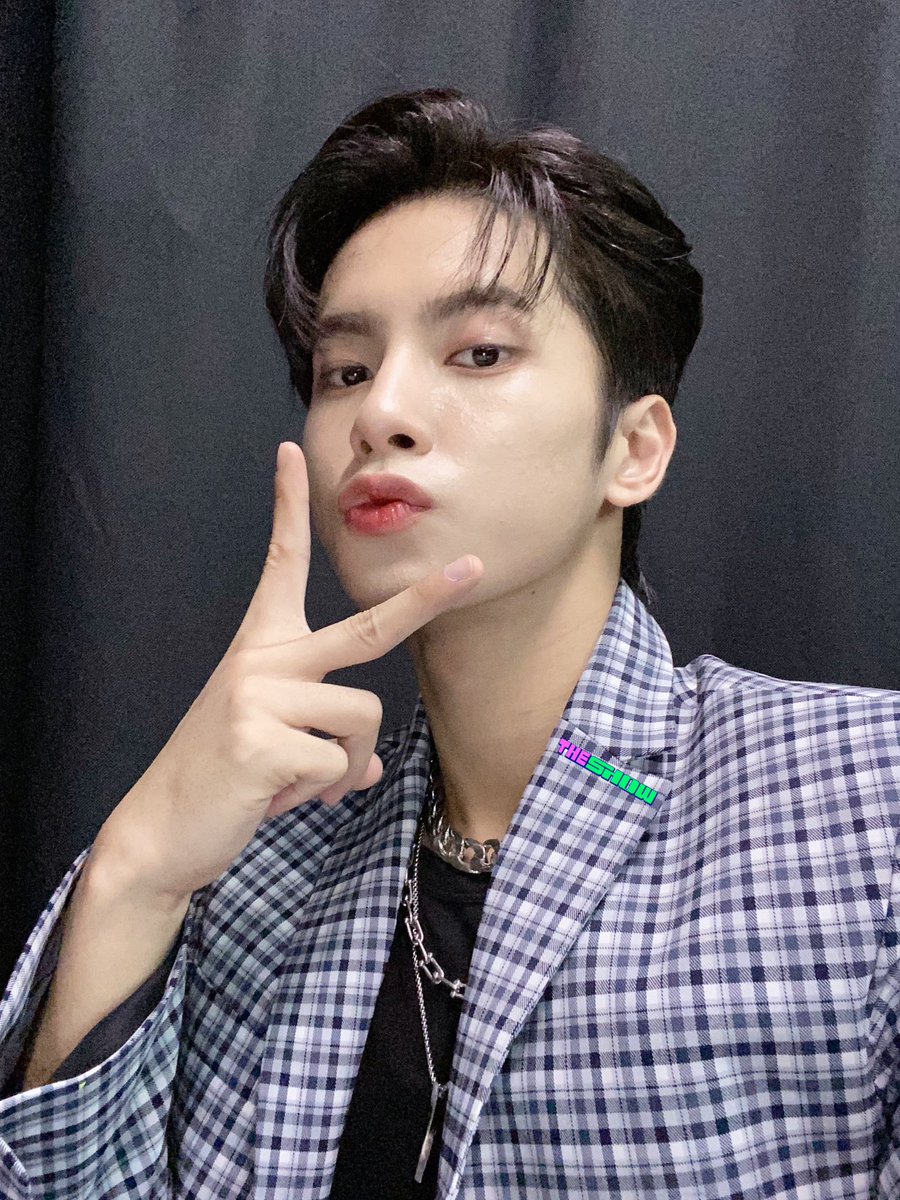 theshow_offcl's tweet photo. [★EP. 335 THE SHOW CHOICE①]
Oops? THE SHOW caught all the mosquitos in Sangam,,
I was clapping at cutie HORI7ON’s selfies
Guess I caught mosquitos too😉✌🏻
#HORI7ON #SIX7EEN #THESHOW @HORI7ONofficial https://t.co/Ke7Bcb0Jpk