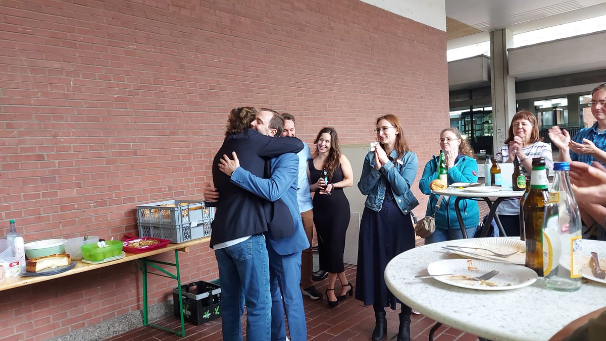 Celebrating a great achievement in our research group! Marcus earned his PhD with summa cum laude, studying the environmental relevance of climate-active and ozone-depleting gases derived from intraplate volcanism🌋. Warmest Congratulations from all of us! #PhD #gasanalytics