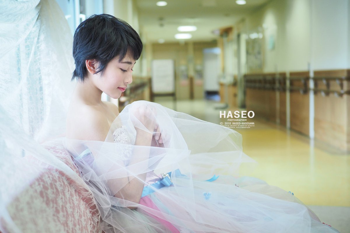 haseo0409's tweet photo. クラファン終了まで、あと6時間
お陰様で700万を超え、第五目標まで50万円を切りました
https://t.co/CRIy3mMYsD

第五目標達成の場合は、東京で小規模の12星座展を行います

◎今回の12星座展のテーマは

「当たり前の事は、当たり前ではない」

です。
一人の少女が小児がんになり
苦しみ、戦い、辛い壁を乗り越えて
大学生になることが出来ました

大学が合格した時に彼女が私に言った

「当たり前のことは当たり前ではない」という言葉
凄く心に響きました

・普通であれば中学に行くことも、高校に行くことも
大学に行く事すら当たり前かもしれない
しかし、小児がんと闘っていいた彼女には学校に行くことも、楽しい行事も、恋愛も、遊びも、明日の友達との約束ですら当たり前ではない

命が無くなってしまう恐怖の中
生きていく事が奇跡で、その奇跡の積み重ねが大学まで繋がった
全て当たり前ではなく、特別な奇跡の積み重ねでしかない

僕らが普通に過ごす日々も
当たり前ではなく特別な奇跡で

そして当たり前のように居た友人も何人かが旅立ってしまった
当たり前のように居た親も、もういない

自分の身の回り、そして写真を撮れることも
見て貰えることも

何一つ、当たり前など無いのだ

彼女の言葉を聞き、心が震えた私は

「作品をつくろう」
「個展を開こう」

そう、心に決めました

誰からも支援されなくても
たった一人でも個展を開く

そう決めた私でしたが、これだけの人達に支援を受けることができました

その全ては当たり前ではなく、特別な事

私は、皆様に感謝しつつ
そして最高の個展にしたいと決めています

どうか、時間まで御支援を宜しくお願い致します

https://t.co/CRIy3mMYsD

◎写真は旭川の病院にて。翌日から隔離病棟に入るももちゃんにメイクし、衣装を着て貰い撮影したもの。

12星座・動画

https://t.co/7vT8gCWs1M