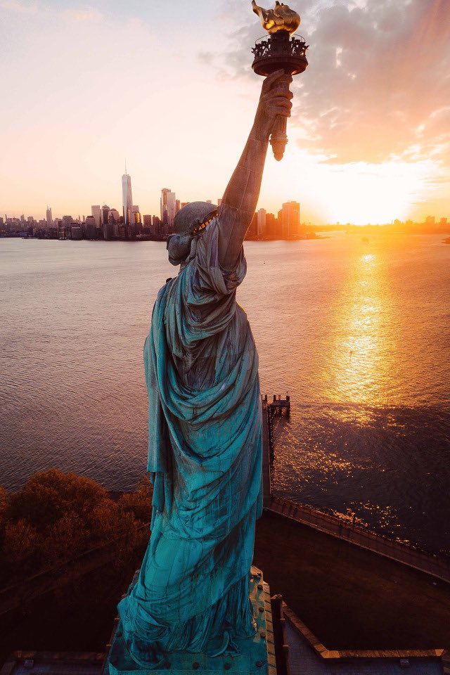 AliciaMimundo's tweet photo. 2. Fue Gustave Eiffel, artífice de la torre de París, quien ideó la estructura del monumento y Frédéric Auguste Bartholdi, el escultor que diseñó la imagen de la estatua. Anteriormente había presentado para el canal de Suez otra muy similar llamada “Egipto trayendo la luz a Asia”.

La Estatua de la Libertad fue inaugurada oficialmente en 1886. Se encuentra en la isla de la Libertad al sur de la isla de Manhattan, junto a la desembocadura del río Hudson y cerca de la isla Ellis. Fue un regalo de amistad del pueblo francés al pueblo estadounidense para conmemorar los 100 años de la Declaración de Independencia de los Estados Unidos, fecha que está inscrita en una tablilla que sostiene en su mano izquierda: “JULY IV MDCCLXXVI”, 4 de julio de 1776.  
La antorcha original, corroída por el óxido, fue sustituida por una nueva y más moderna en 1986. La antigua se expone actualmente en el museo situado en el vestíbulo del monumento. (Fotos 1 y 2 antorcha original, antorcha actual).
La estatua funcionó como faro desde su inauguración hasta 1902.
Aunque sus pies no se ven está dando un paso al frente escapando de unas cadenas rotas ¿buscando la libertad?
La Dama mide: 46 m de altura (sin contar el pedestal) y 93 m desde el suelo hasta la antorcha. Y parece que estuvo a punto de ser ubicada en Central Park por deseo de Bartholdi, pero finalmente escogió Liberty Island (antiguamente Bedloe’s Island) por ser, ademas de una ubicación estratégica, lo primero que verían los viajeros que llegaran a la ciudad.

Desde 1984 es considerada Patrimonio de la Humanidad por la Unesco.

Gracias por leerme y espero que os haya gustado o, al menos, parecido interesante.