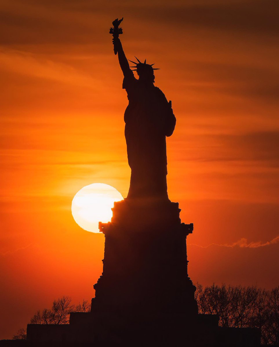 AliciaMimundo's tweet photo. 2. Fue Gustave Eiffel, artífice de la torre de París, quien ideó la estructura del monumento y Frédéric Auguste Bartholdi, el escultor que diseñó la imagen de la estatua. Anteriormente había presentado para el canal de Suez otra muy similar llamada “Egipto trayendo la luz a Asia”.

La Estatua de la Libertad fue inaugurada oficialmente en 1886. Se encuentra en la isla de la Libertad al sur de la isla de Manhattan, junto a la desembocadura del río Hudson y cerca de la isla Ellis. Fue un regalo de amistad del pueblo francés al pueblo estadounidense para conmemorar los 100 años de la Declaración de Independencia de los Estados Unidos, fecha que está inscrita en una tablilla que sostiene en su mano izquierda: “JULY IV MDCCLXXVI”, 4 de julio de 1776.  
La antorcha original, corroída por el óxido, fue sustituida por una nueva y más moderna en 1986. La antigua se expone actualmente en el museo situado en el vestíbulo del monumento. (Fotos 1 y 2 antorcha original, antorcha actual).
La estatua funcionó como faro desde su inauguración hasta 1902.
Aunque sus pies no se ven está dando un paso al frente escapando de unas cadenas rotas ¿buscando la libertad?
La Dama mide: 46 m de altura (sin contar el pedestal) y 93 m desde el suelo hasta la antorcha. Y parece que estuvo a punto de ser ubicada en Central Park por deseo de Bartholdi, pero finalmente escogió Liberty Island (antiguamente Bedloe’s Island) por ser, ademas de una ubicación estratégica, lo primero que verían los viajeros que llegaran a la ciudad.

Desde 1984 es considerada Patrimonio de la Humanidad por la Unesco.

Gracias por leerme y espero que os haya gustado o, al menos, parecido interesante.