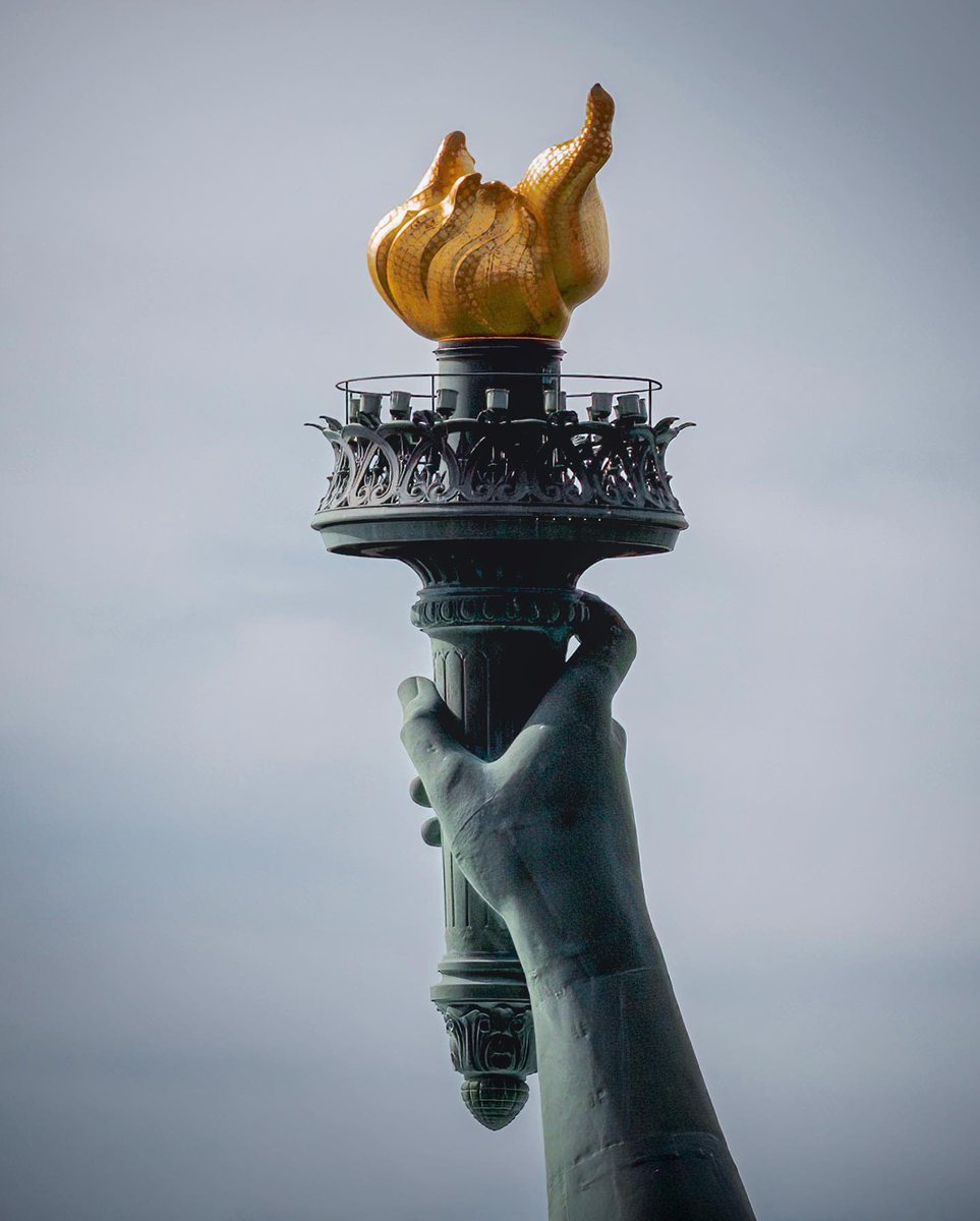 AliciaMimundo's tweet photo. 2. Fue Gustave Eiffel, artífice de la torre de París, quien ideó la estructura del monumento y Frédéric Auguste Bartholdi, el escultor que diseñó la imagen de la estatua. Anteriormente había presentado para el canal de Suez otra muy similar llamada “Egipto trayendo la luz a Asia”.

La Estatua de la Libertad fue inaugurada oficialmente en 1886. Se encuentra en la isla de la Libertad al sur de la isla de Manhattan, junto a la desembocadura del río Hudson y cerca de la isla Ellis. Fue un regalo de amistad del pueblo francés al pueblo estadounidense para conmemorar los 100 años de la Declaración de Independencia de los Estados Unidos, fecha que está inscrita en una tablilla que sostiene en su mano izquierda: “JULY IV MDCCLXXVI”, 4 de julio de 1776.  
La antorcha original, corroída por el óxido, fue sustituida por una nueva y más moderna en 1986. La antigua se expone actualmente en el museo situado en el vestíbulo del monumento. (Fotos 1 y 2 antorcha original, antorcha actual).
La estatua funcionó como faro desde su inauguración hasta 1902.
Aunque sus pies no se ven está dando un paso al frente escapando de unas cadenas rotas ¿buscando la libertad?
La Dama mide: 46 m de altura (sin contar el pedestal) y 93 m desde el suelo hasta la antorcha. Y parece que estuvo a punto de ser ubicada en Central Park por deseo de Bartholdi, pero finalmente escogió Liberty Island (antiguamente Bedloe’s Island) por ser, ademas de una ubicación estratégica, lo primero que verían los viajeros que llegaran a la ciudad.

Desde 1984 es considerada Patrimonio de la Humanidad por la Unesco.

Gracias por leerme y espero que os haya gustado o, al menos, parecido interesante.