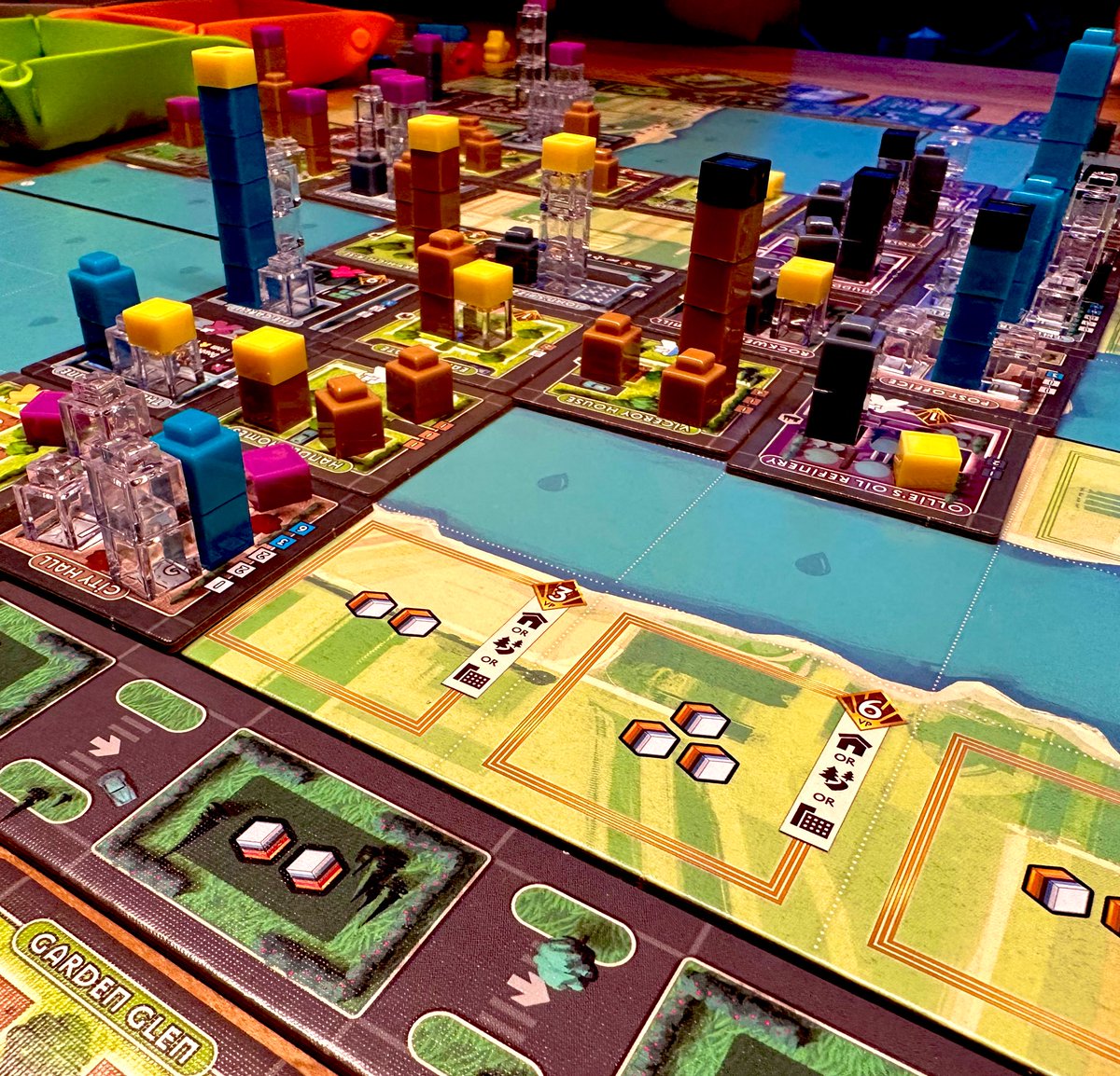 BrettspielPate's tweet photo. Wow 🤩 was ein spannendes Spiel 👍🏻 und ich frage mich warum so wenig darüber berichtet wird, habt ihr schon von #rollingheights gehört ? 

#boardgames #derbrettspielpate #brettspiele #brettspiel #johndclair #citybuilding #pushyourluck #meeple #boardgame #simcity #gaming https://t.co/gTGvn76gmx