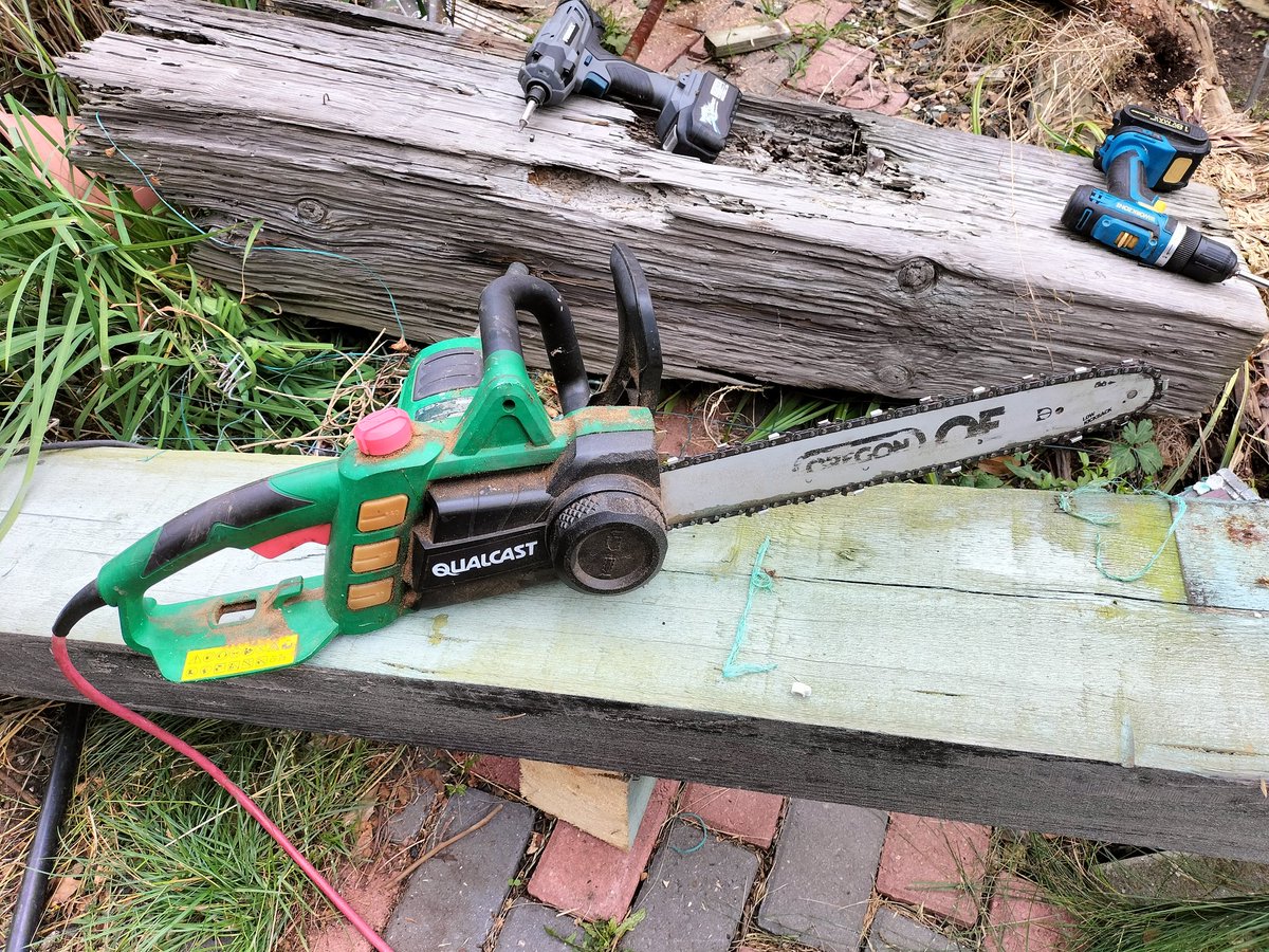 Sweetcorn2's tweet image. Me with a chainsaw, what could possibly go wrong.