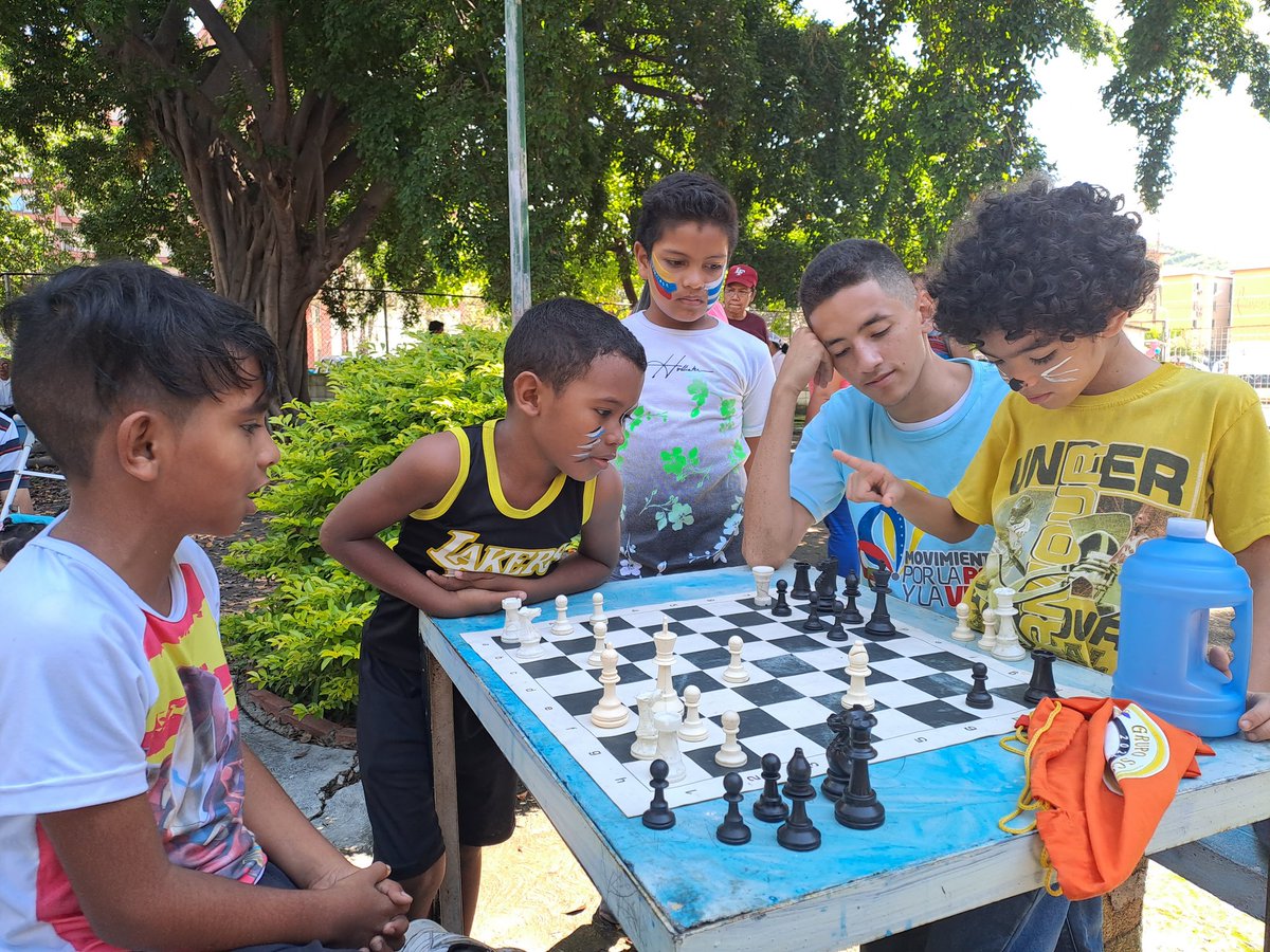 #1Ago 
Desde la U.E.N Santos Michelena del Municipio Mario Briceño Iragorry con amor y alegría inició el Plan Agosto Escuelas Abiertas 2023. 
#SuperBigoteEnAccion 
<a href="/NicolasMaduro/">Nicolás Maduro</a> 
<a href="/_LaAvanzadora/">Yelitze Santaella</a> 
@MPPEDUCACION 
@PiedadQuintana1 
<a href="/Soykarinacarpio/">Karina Carpio</a> 
<a href="/MervinMaldonad0/">Mervin Maldonado</a>