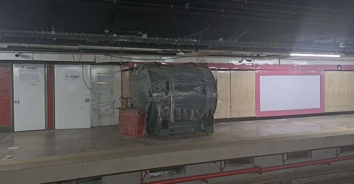 Fercoca's tweet photo. Hoy, @El_Universal_Mx publica este trascendido sobre la #linea1 del @MetroCDMX Hay una explicación: las estaciones aún están sin instalaciones completas en los locales tecnicos y con muchas fallas en energía, la linea no tiene ruptores de corte de corriente en vías y tampoco hay escaleras para bajar a las vías en caso de alguna anomalía. Así dejo @Claudiashein al @MetroCDMX