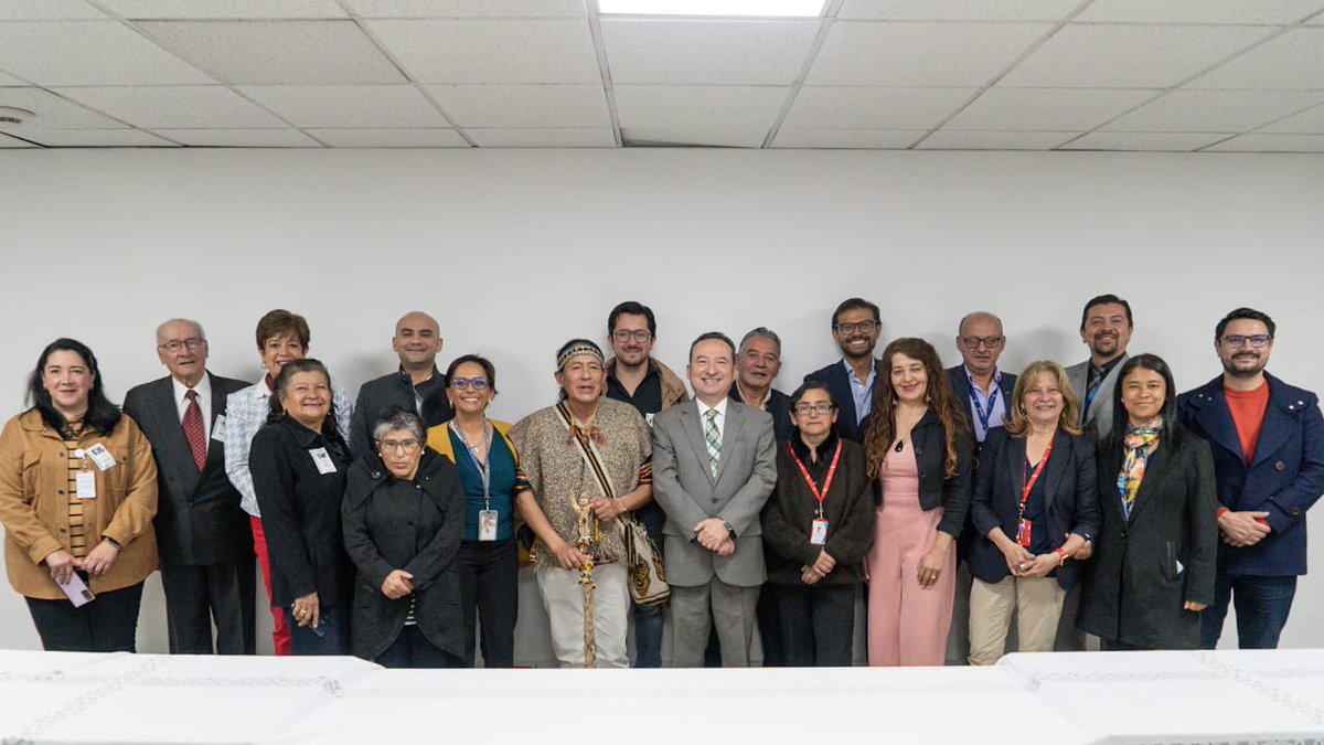 SectorSalud's tweet photo. Hoy el secretario de Salud @AlejandroGL2014 tomó el juramento de los nuevos representantes de la comunidad ante las juntas directivas de las Subredes Integradas de Servicios de Salud, líderes y lideresas que han acompañado la implementación del modelo territorial #SaludAMiBarrio https://t.co/T8zec7rkGr