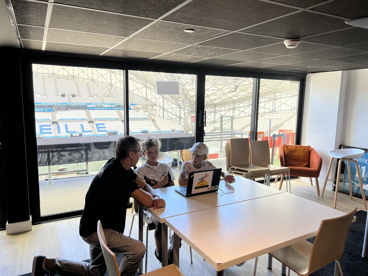 jycayuela's tweet photo. #OVSchool 🧑‍💻👩‍💻1 journée d’inclusion numérique pour les enfants super motivés. Ils définissent  les stratégies avec les coachs #OrangeDigitalCenter pour leurs permettre de gagner des matchs en tant qu’entraîneur au jeu en ligne gratuit https://t.co/vNM0dzBkId #LifeAtOrange #Voices https://t.co/jm1hFSrA7E