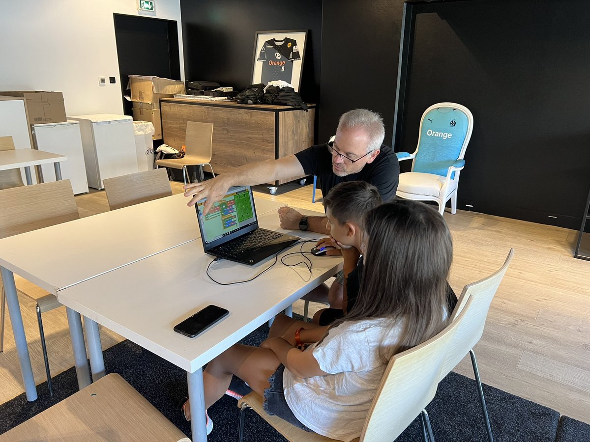 jycayuela's tweet photo. #OVSchool 🧑‍💻👩‍💻1 journée d’inclusion numérique pour les enfants super motivés. Ils définissent  les stratégies avec les coachs #OrangeDigitalCenter pour leurs permettre de gagner des matchs en tant qu’entraîneur au jeu en ligne gratuit https://t.co/vNM0dzBkId #LifeAtOrange #Voices https://t.co/jm1hFSrA7E