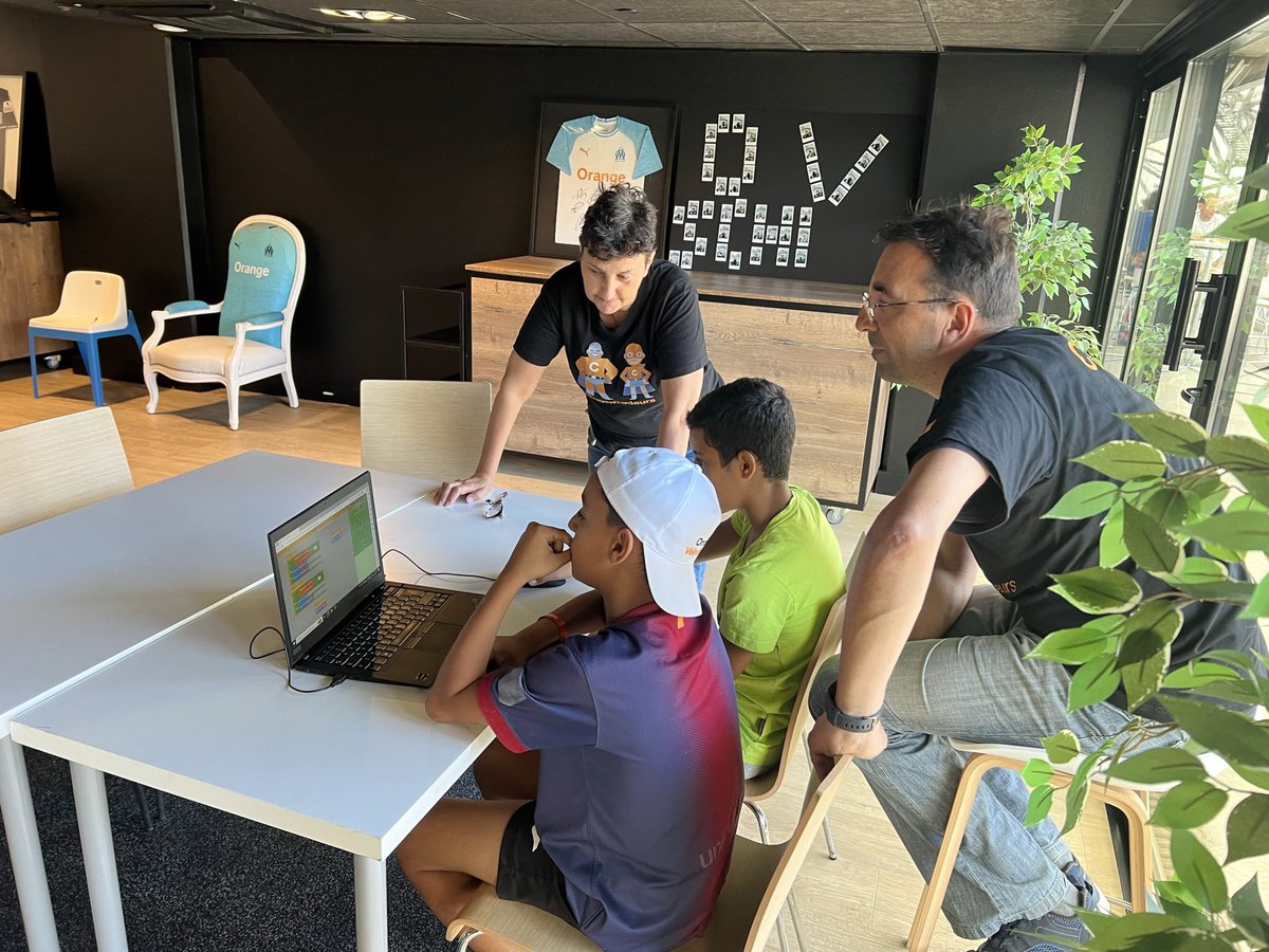 jycayuela's tweet photo. #OVSchool 🧑‍💻👩‍💻1 journée d’inclusion numérique pour les enfants super motivés. Ils définissent  les stratégies avec les coachs #OrangeDigitalCenter pour leurs permettre de gagner des matchs en tant qu’entraîneur au jeu en ligne gratuit https://t.co/vNM0dzBkId #LifeAtOrange #Voices https://t.co/jm1hFSrA7E