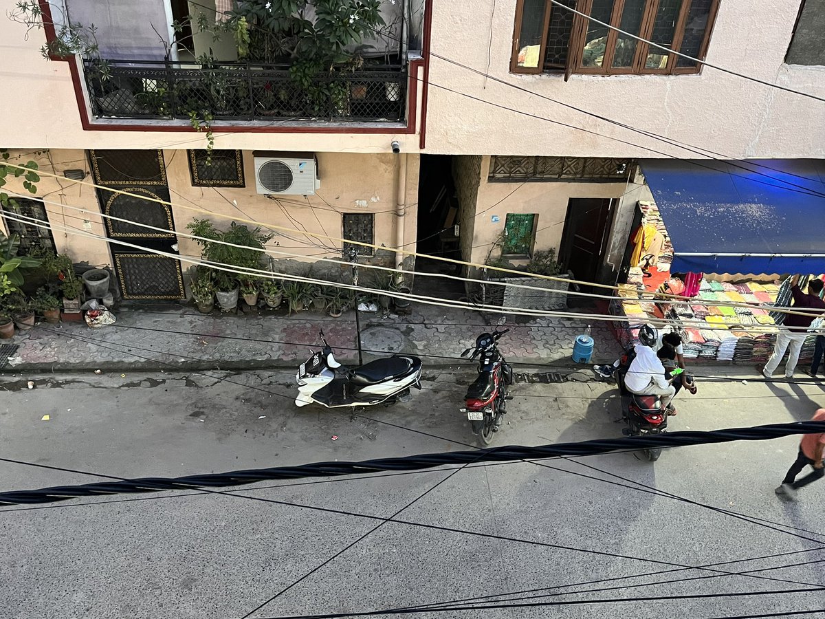 akshitasuneja's tweet photo. @MCD_Delhi @DelhiPolice the ladies in the house have created a ruckus. The road belongs to the resident living here and they don’t let anybody park,claiming that it is in front of their gate. 

Something needs to be done immediately. https://t.co/zhSNMxRJHm
