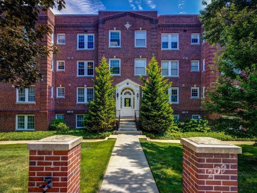 TheSivelGroup's tweet image. Located in the award-winning Lower Merion School District lies the stunning 104 Woodside Rd #C104! This fabulous condo is priced at $2,850 a month. 

search.thesivelgroup.com/brightmls/6-PA…

#sellingmainline #walktoeverything #communitypool #surburbansquare #onthemarket #dreamrental
