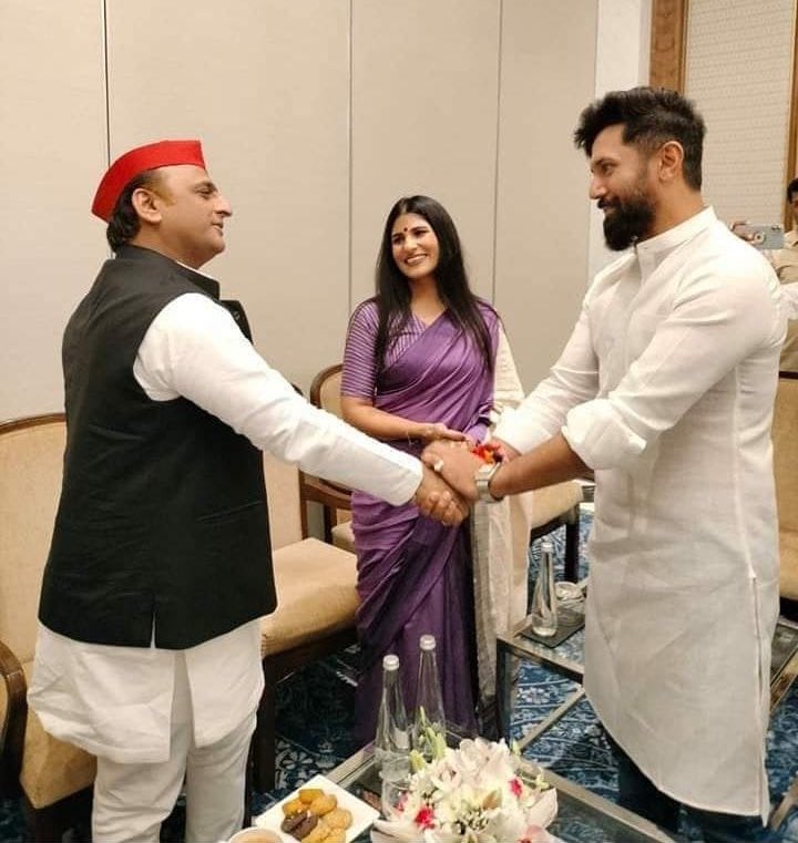 Rubika Liyaquat (@rubikaliyaquat) on Twitter photo “मतभेद हो सकते हैं लेकिन मनभेद न होने पाएँ”
ये हिंदुस्तान की ताक़त है
INDIA(PDA) के <a href="/yadavakhilesh/">Akhilesh Yadav</a> और NDA के <a href="/iChiragPaswan/">युवा बिहारी चिराग पासवान</a> “मतभेद हो सकते हैं लेकिन मनभेद न होने पाएँ”
ये हिंदुस्तान की ताक़त है
INDIA(PDA) के <a href="/yadavakhilesh/">Akhilesh Yadav</a> और NDA के <a href="/iChiragPaswan/">युवा बिहारी चिराग पासवान</a>
