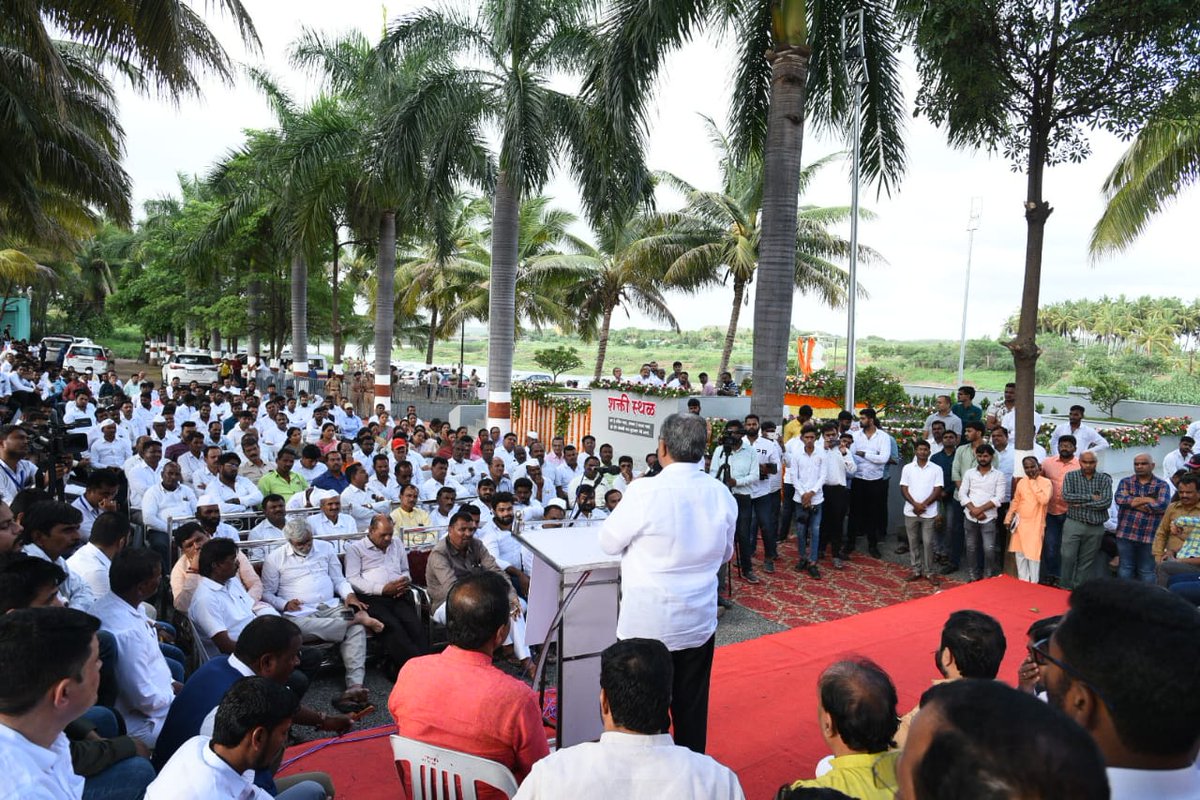 शिरूर- हवेली विधानसभा मतदारसंघाचे माजी आमदार स्व. बाबुरावजी पाचर्णे यांच्या प्रथम पुण्यस्मरणानिमित्त त्यांच्या स्मारकाच्या लोकार्पण सोहळ्यास उपस्थित राहिलो. दरम्यान, स्व. पाचर्णे यांना भावपूर्ण श्रद्धांजली अर्पण केली. स्वर्गीय पाचर्णे हे जनसामान्यांच्या प्रश्नांसाठी नेहमीच आग्रही