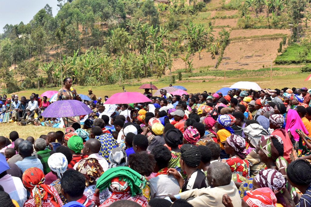 rulindodistrict's tweet photo. Hagamijwe guha serivisi nziza abaturage no kubakemurira ibibazo, babasanze aho batuye, Umuyobozi wa @rulindodistrict @Jmukanyirigira n'abakozi b'Akarere barimo kugirana ibiganiro n'abaturage, kwakira no guha umurongo ibibazo by'abaturage bo mu Murenge wa #Base Akagari ka #Gitare https://t.co/Do4SkqSqq7