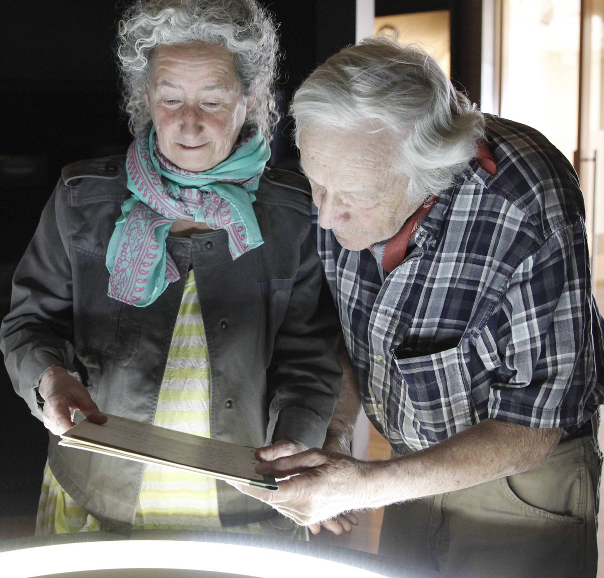 Happy birthday, Ramblin' Jack Elliott! He turns 92 years old today. Supposedly, Woody once said, "Jack sounds more like me than I do!"

📸: Ramblin' Jack Elliott and Nora Guthrie installing the lyrics to "This Land Is Your Land" at the opening of the Woody Guthrie Center in 2013.