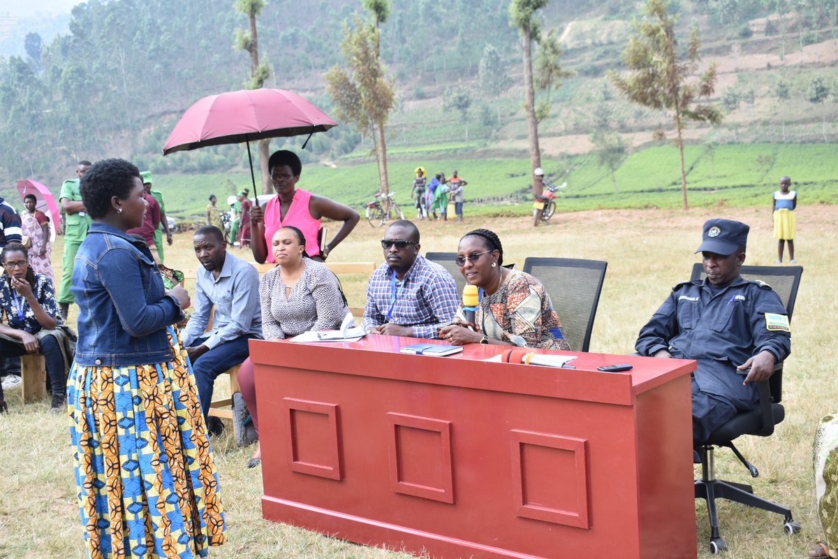 rulindodistrict's tweet photo. Hagamijwe guha serivisi nziza abaturage no kubakemurira ibibazo, babasanze aho batuye, Umuyobozi wa @rulindodistrict @Jmukanyirigira n'abakozi b'Akarere barimo kugirana ibiganiro n'abaturage, kwakira no guha umurongo ibibazo by'abaturage bo mu Murenge wa #Base Akagari ka #Gitare https://t.co/Do4SkqSqq7