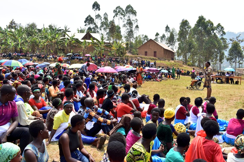 rulindodistrict's tweet photo. Hagamijwe guha serivisi nziza abaturage no kubakemurira ibibazo, babasanze aho batuye, Umuyobozi wa @rulindodistrict @Jmukanyirigira n'abakozi b'Akarere barimo kugirana ibiganiro n'abaturage, kwakira no guha umurongo ibibazo by'abaturage bo mu Murenge wa #Base Akagari ka #Gitare https://t.co/Do4SkqSqq7
