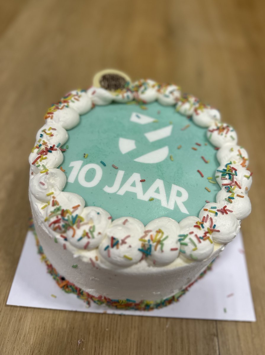 root3nl's tweet photo. Maandagochtend begonnen we samen het ontbijt met bubbels, want... Root3 bestaat 10 jaar en dat vieren wij! 🎉 In de afgelopen 10 jaar hebben we mijlpalen behaald, leermomenten gehad, maar het allerbelangrijkste, plezier hebben in je werk.🌟
#Root3 #Jubileum #10jaar https://t.co/q22VIkh5uZ