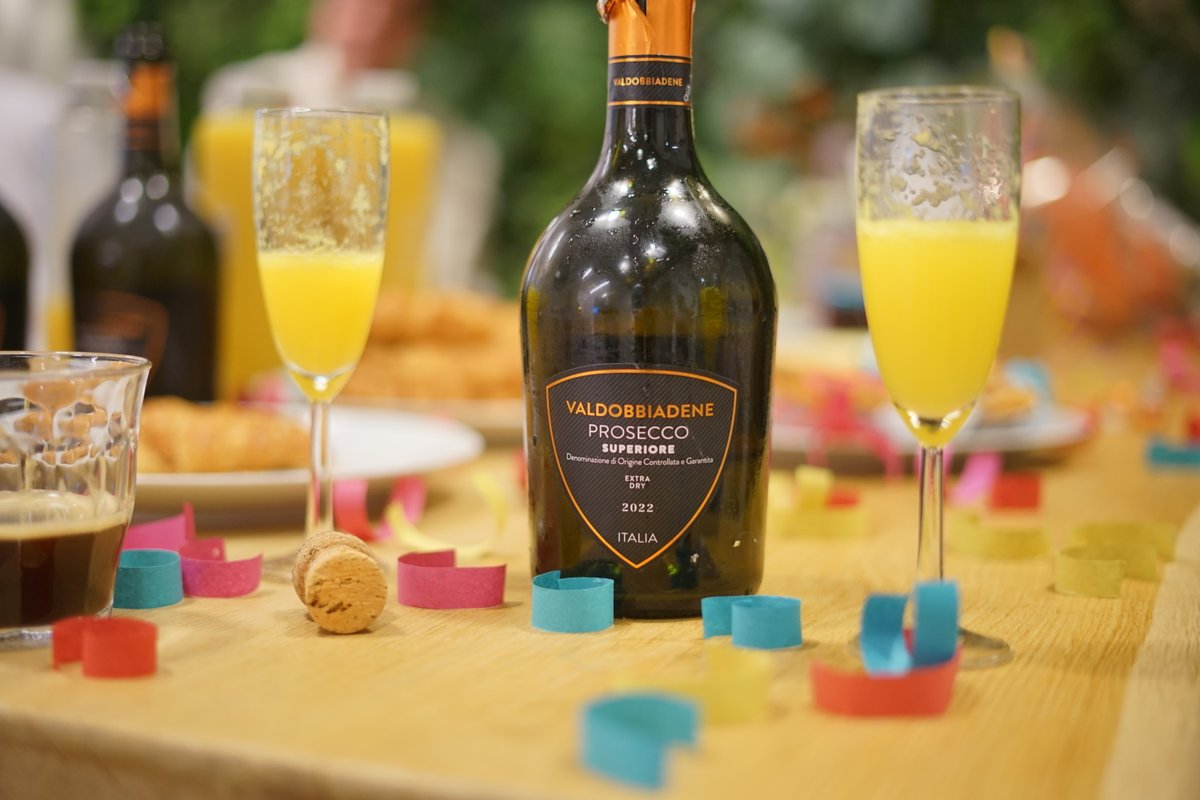 root3nl's tweet photo. Maandagochtend begonnen we samen het ontbijt met bubbels, want... Root3 bestaat 10 jaar en dat vieren wij! 🎉 In de afgelopen 10 jaar hebben we mijlpalen behaald, leermomenten gehad, maar het allerbelangrijkste, plezier hebben in je werk.🌟
#Root3 #Jubileum #10jaar https://t.co/q22VIkh5uZ