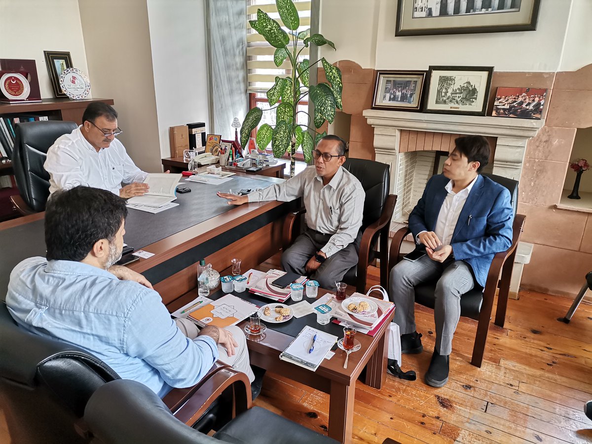 idsborg's tweet photo. International Institute of Islamic Thought (IIIT) Malezya direktörü Prof. Dr. Mohamad Fauzan Noordin ve beraberindeki heyet @IDSB_Birlik'i ziyaret ederek Genel Sekreterimiz @Eyupakbal1966 ve Genel Sekreter Yardımcımız Ahmet Buğa ile görüştüler. https://t.co/9qvTNPyekD
