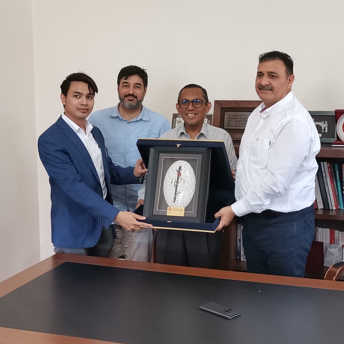 idsborg's tweet photo. International Institute of Islamic Thought (IIIT) Malezya direktörü Prof. Dr. Mohamad Fauzan Noordin ve beraberindeki heyet @IDSB_Birlik'i ziyaret ederek Genel Sekreterimiz @Eyupakbal1966 ve Genel Sekreter Yardımcımız Ahmet Buğa ile görüştüler. https://t.co/9qvTNPyekD