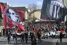 Ultra_Alsbourg's tweet photo. Les ultras sont présents au abords du stade pour mettre l’ambiance 30 minutes avant le début de la rencontre ! https://t.co/6eRbnldwYO