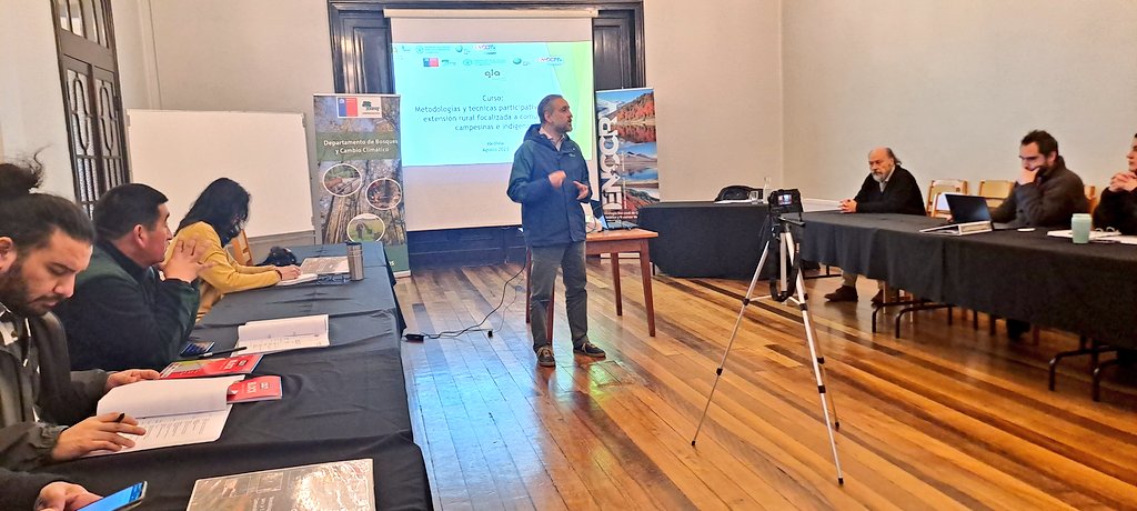 conaf_losrios's tweet photo. 🔵 VALDIVIA | Profesionales #CONAF, @INDAPLosRios y #BosqueModelo participan en curso Metodologías y técnicas participativas para la extensión rural focalizada a comunidades campesinas e indígenas.
✔️Instancia en el marco de la ENCCRV implementada por #CONAF #FAO proy. +Bosques https://t.co/lxeFT1YxHb
