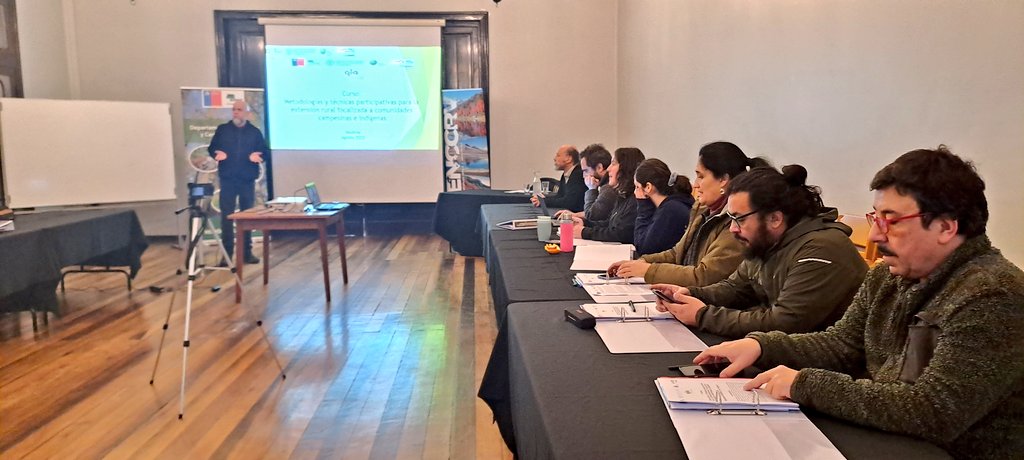 conaf_losrios's tweet photo. 🔵 VALDIVIA | Profesionales #CONAF, @INDAPLosRios y #BosqueModelo participan en curso Metodologías y técnicas participativas para la extensión rural focalizada a comunidades campesinas e indígenas.
✔️Instancia en el marco de la ENCCRV implementada por #CONAF #FAO proy. +Bosques https://t.co/lxeFT1YxHb