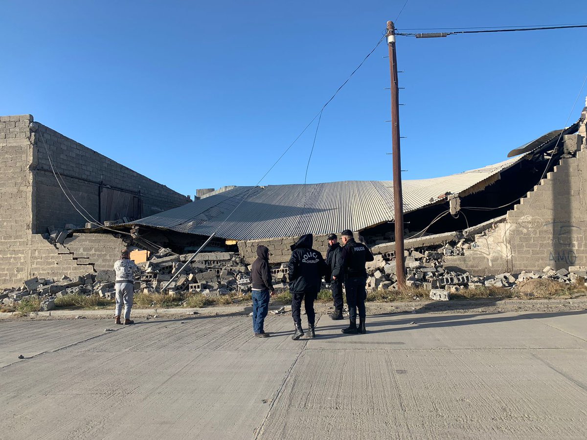 verodelaguinda's tweet photo. Derrumbe de techo y paredón en Frigorífico Hermoso
#TemporalComodoro https://t.co/CEWCwl4nZJ