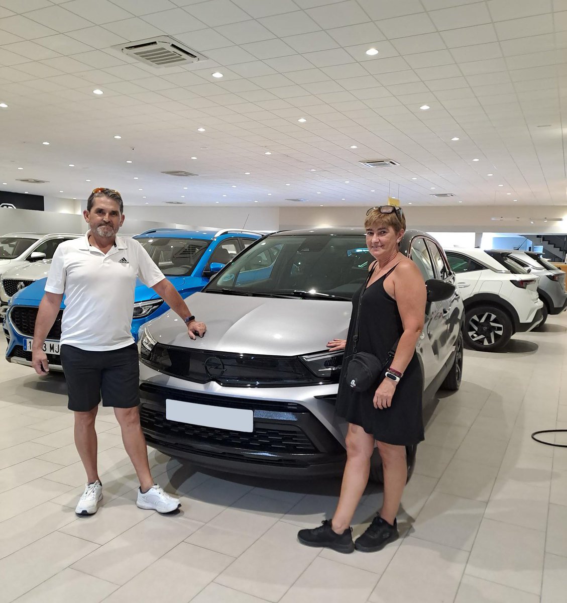AutoPremierOpel's tweet photo. Carmen y Pedro han acudido a nuestras instalaciones para recoger este precioso Opel Crossland GS-Line de ocasión 😍 ¡Muchísimas gracias por confiar en Autopremier Opel! ❤️ #opel #crossland #opelcrossland #malaga #entrega https://t.co/3uns27jfW4