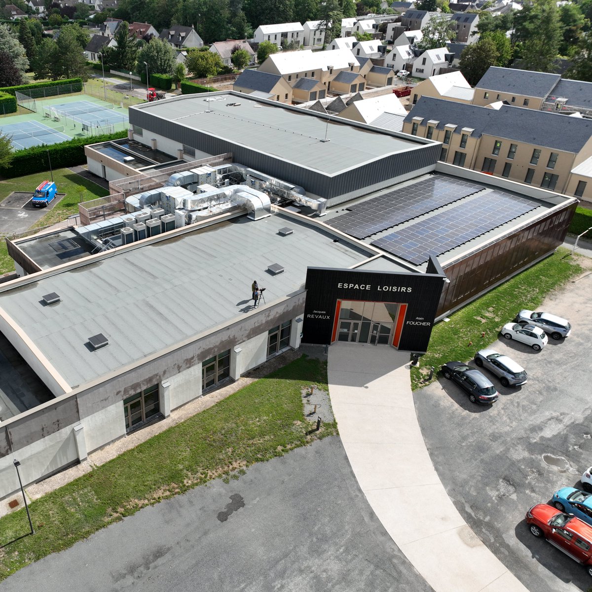 enedis_centre's tweet photo. 📣Grande 1ère en Indre-et-Loire☀️

Azay-sur-Cher devient la 1⃣ère commune du @CD37_touraine à produire &amp; consommer son énergie localement grâce à l'autoconsommation collective🔌

24% des besoins ⚡️ de la commune sont ainsi couverts grâce aux 140 panneaux ☀ raccordés par @enedis https://t.co/krOp4fLReU