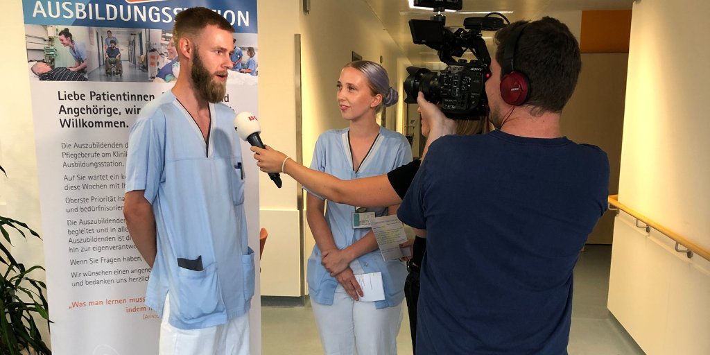 KlinikumES's tweet photo. 👉 Lilli &amp; Paul sind in ihrem dritten und damit letzten Ausbildungsjahr zur Pflegefachfrau bzw. zum Pflegefachmann am KE. 🧑‍⚕️ Im Juli haben die beiden gemeinsam mit ihrer Klasse die sogenannte TAS (Temporäre Ausbildungsstation) durchlaufen:
https://t.co/U7P8YOYctj https://t.co/Uvs4zqlAnq
