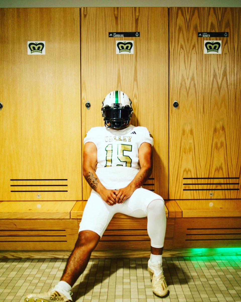 9CoachWest9's tweet image. New era in Valley Glen come be apart of it! Still taking 23s! New Season - New Look - New Traditions! #CaliJuco #UniformReveal #FeelTheRoar #Elevate