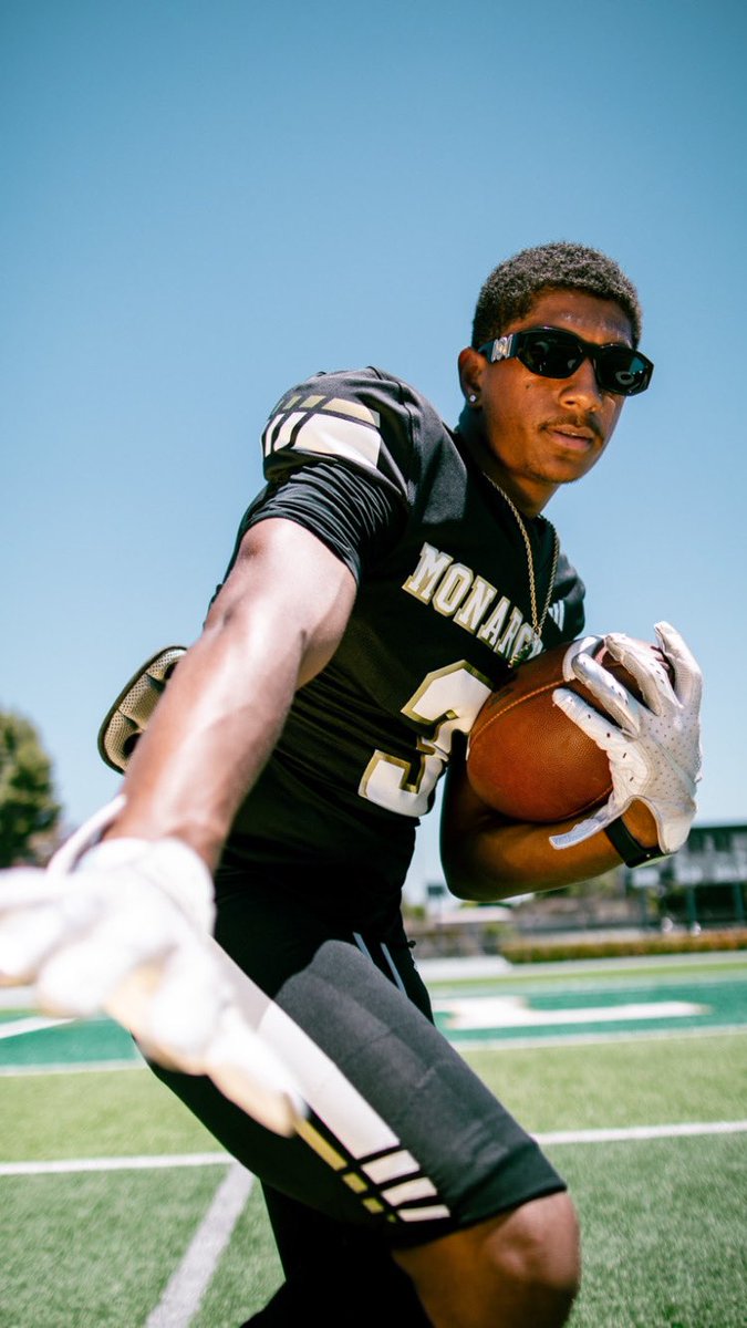 9CoachWest9's tweet image. New era in Valley Glen come be apart of it! Still taking 23s! New Season - New Look - New Traditions! #CaliJuco #UniformReveal #FeelTheRoar #Elevate