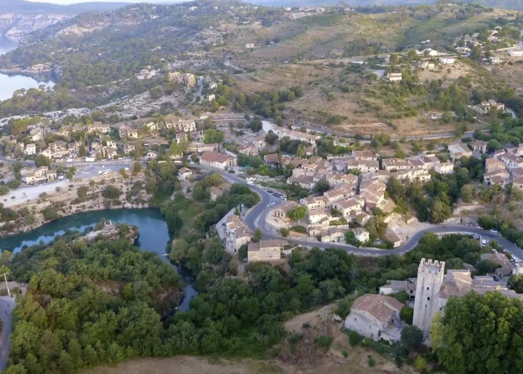 🏰 Séjournez dans un château de famille du Parc du Verdon. Le château d’Esparron, classé monument historique, entre dans la famille de Castellane au XIIIe siècle et y est resté depuis lors. 

🛎 alma-heritage.com/domaine-histor…

#chateaudesparron #provence #almaheritage #patrimoine