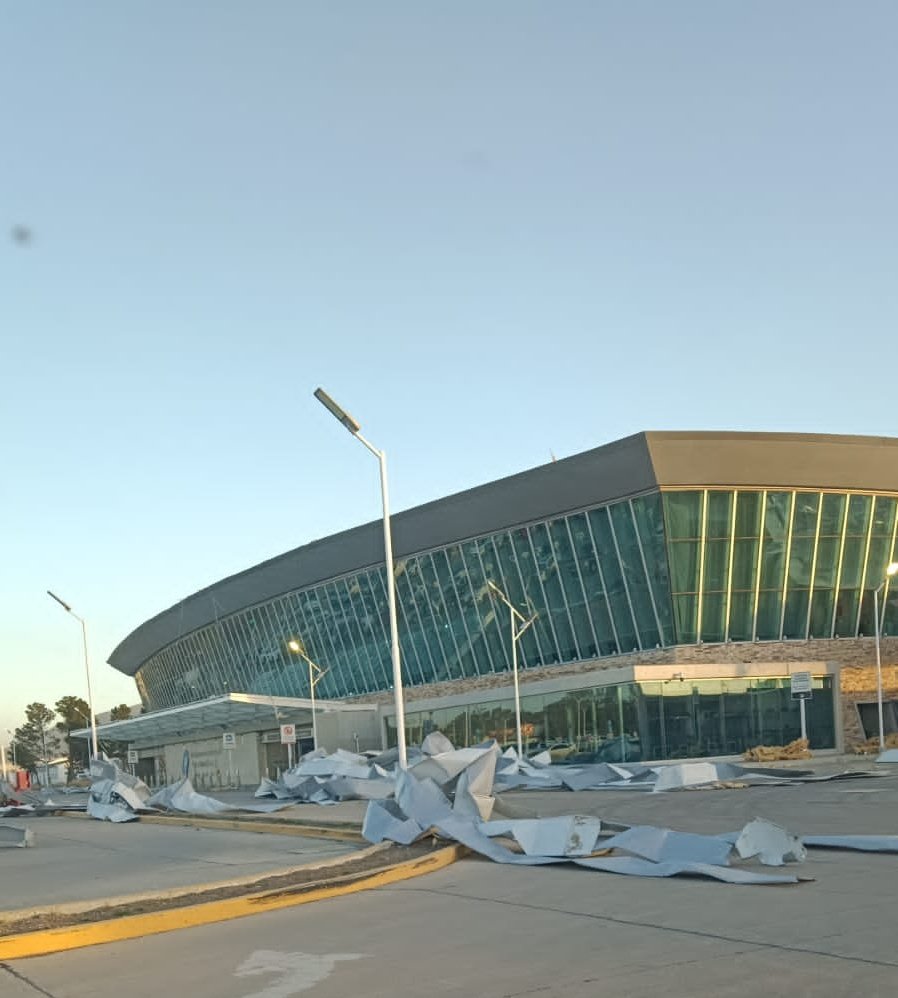 verodelaguinda's tweet photo. #TemporalComodoro
Voladura de techo del aeropuerto Gral. Mosconi. https://t.co/3D1TyMM20F