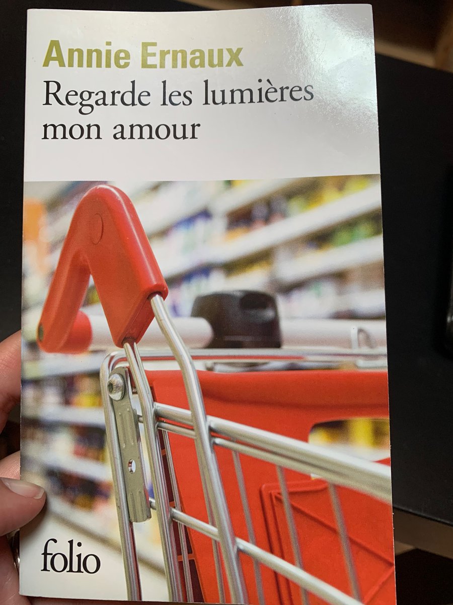 annabellallouch's tweet photo. Le supermarché est-il digne de la littérature? Sorte de roman post Perec (On pense aux Choses), Annie Ernaux propose ici un journal sur ses usages du Auchan des Trois-Fontaines à Cergy Pontoise, objet d’analyse sociale mais aussi de mélancolie. 👌 https://t.co/2bNe3wZ7N3