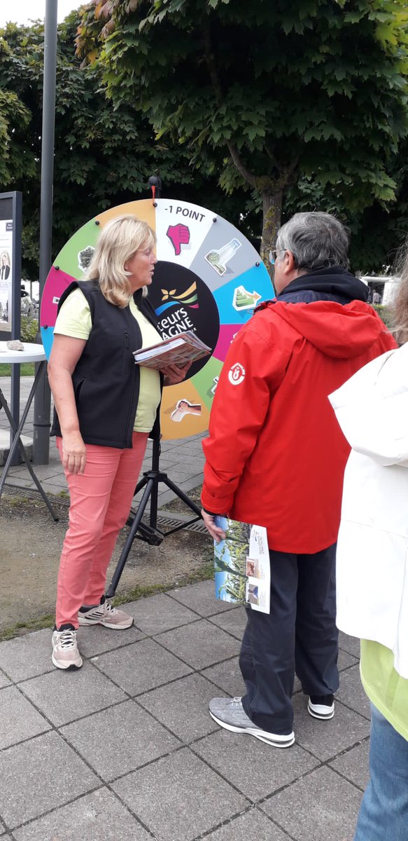 JosianeMehouas's tweet image. Combien il y a t il de #fermes en @regionbretagne ? quel est le % de #femmes chefs d exploitation? Qui a créé les #Festnoz? La tournée d'été @agriculteursBzh est présente au marché de @Villededinard. Un public attentif des échanges pertinents ts sujets @Agri_Gouv @EuredenGroup