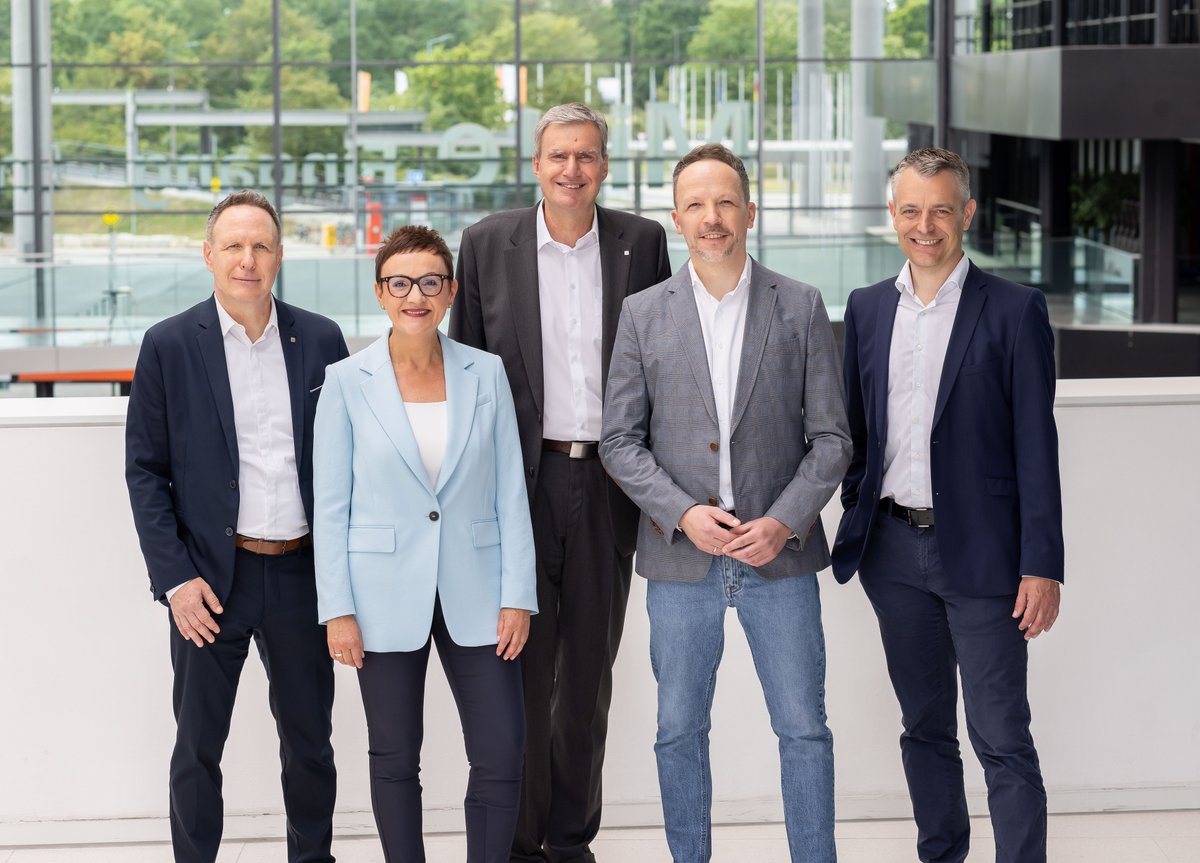 Heute startete die neue Führungs-Crew der NürnbergMesse Group. Das Executive Board mit Petra Wolf, Dirk Blum, Dr. Martin Kassubek und Dr. Thomas Koch wird zusammen mit unserem CEO Peter Ottmann unsere neue Unternehmensstrategie umsetzen.
#NürnbergMesseGroup