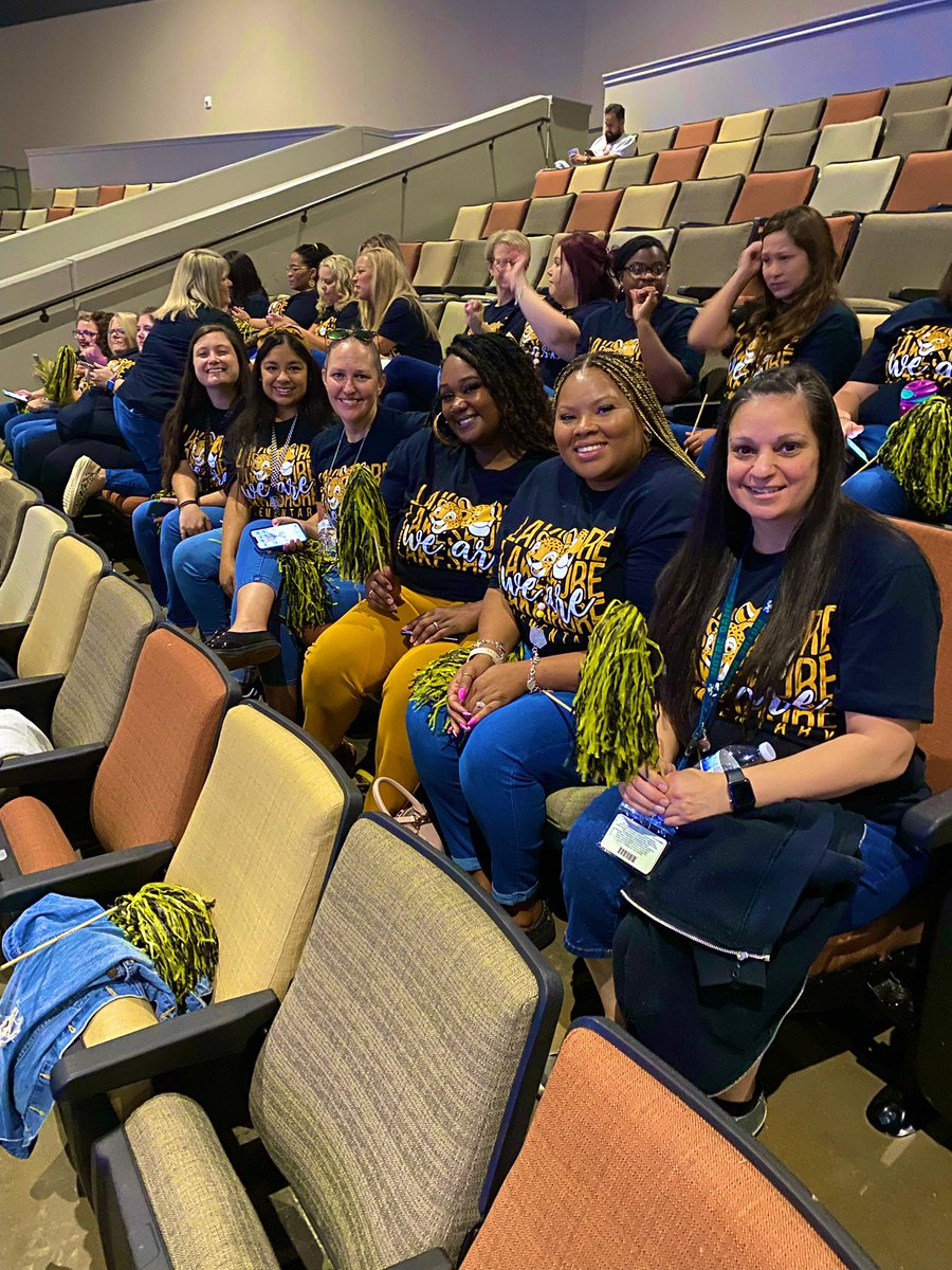 Convocation ready with these amazing ladies! 💛🐾 #WeAreLakeshore #FirstGrade #Convocation2023 #HumbleISDFamily @HumbleISD @HumbleISD_LSE @PrincipalBenton @MrsBurke_LSE