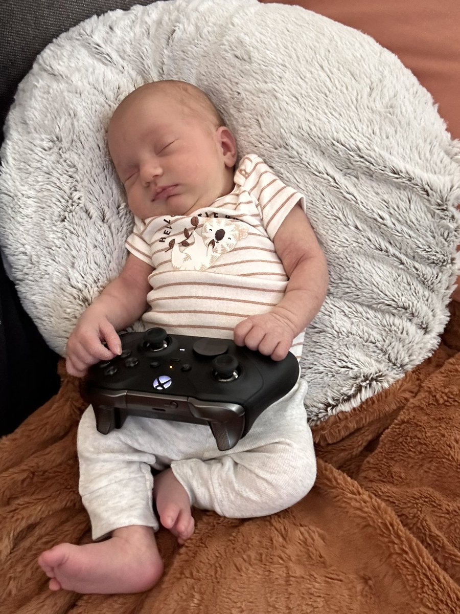 gurl_withcurls's tweet image. Player 3 has entered the chat! Everyone welcome our beautiful baby girl, she’s officially 2 weeks old today. 💖🎮 #2weeksold #player3 #newbaby #cute #LoveYou #babygirl