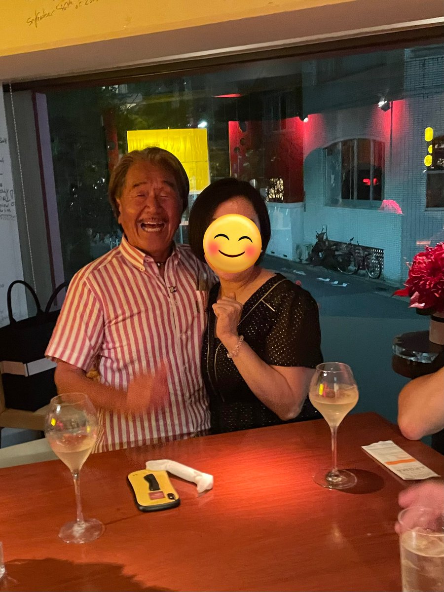 tks_matsushita's tweet photo. 麻布十番のバーで「料理の鉄人」坂井シェフと100億円経営者プロラボの佐々木会長とご一緒させていただきました。
成功者ほど謙虚で近づきやすい。こういう歳の取り方をしたいですね。
人脈が広がるいいお店見つけました。
#RedG https://t.co/mHaCuA38vo