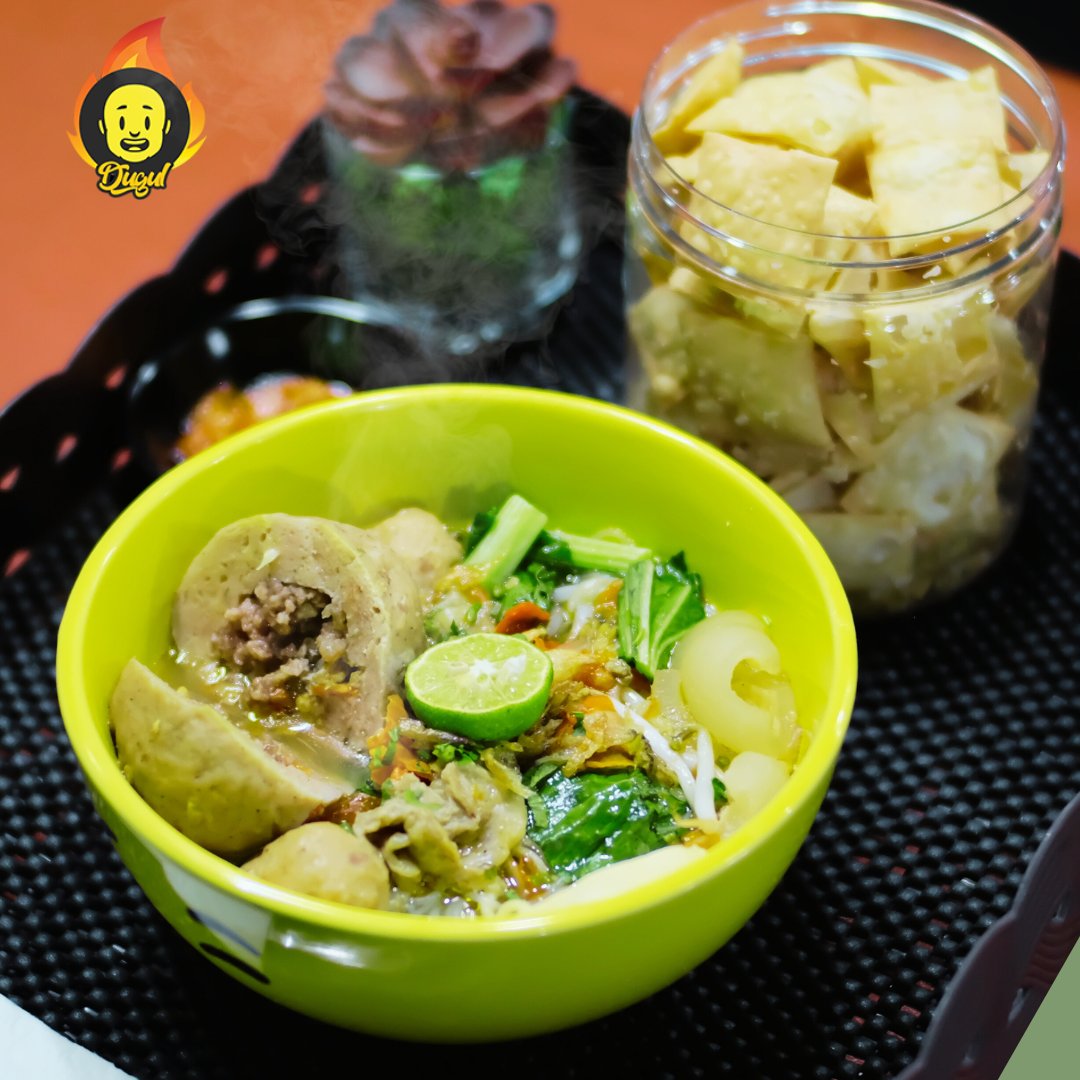 dugulbakso's tweet photo. Definisi nikmat itu disaat laper, ada mie ayam bakso isi daging cincang plus pangsit.. 
auto makan makin lahap nih. 😁

#Mieayam #miayambakso #mieayampangsit #pangsit #lapar #laparmata #nikmat #enak #bakso #baksocincang #Bandung #kuliner #jajan #viral https://t.co/uzTlDkgnWk