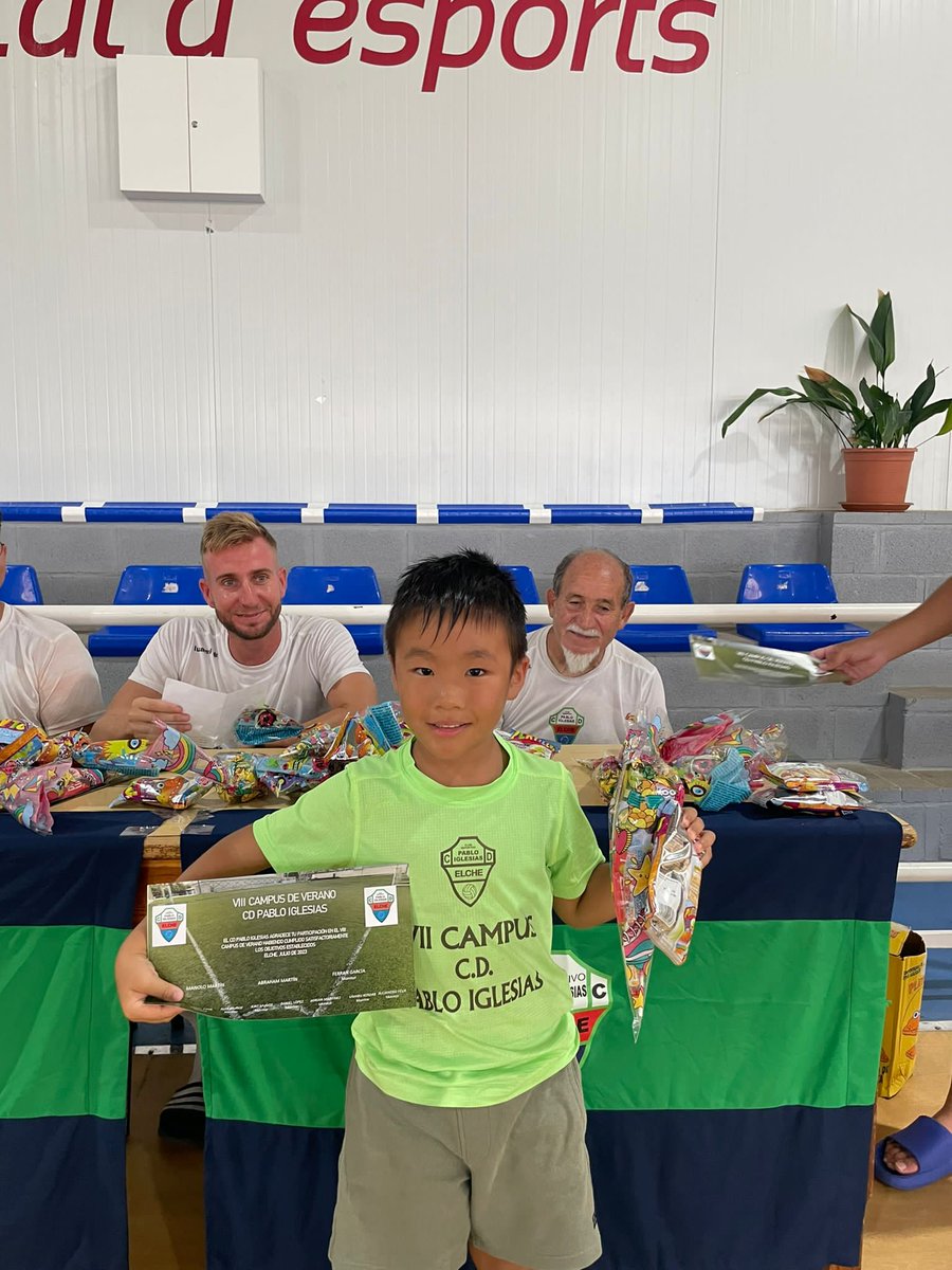 CDPABLOIGLESIAS's tweet photo. Qué contentos se fueron con su diploma y su bolsa de chuches... 😏
#campusdeverano hasta la próxima! 👋🏼 https://t.co/2WQGrJ9lDc