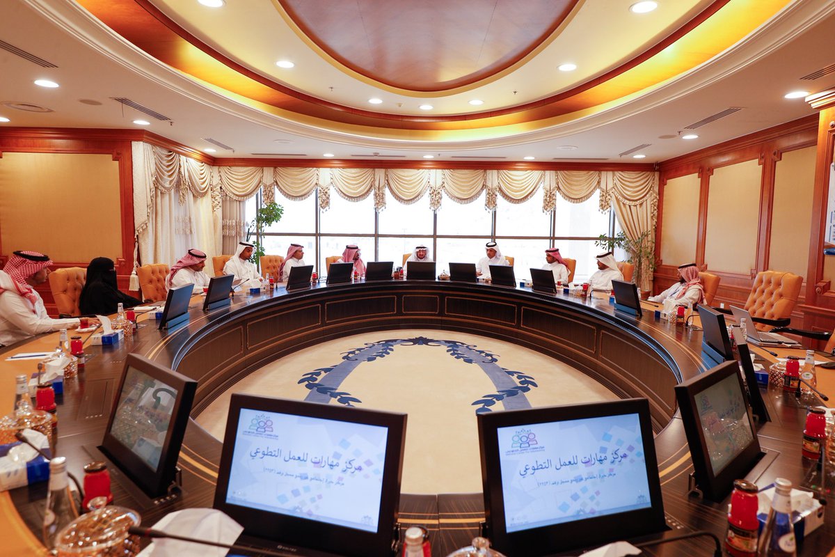 taibahu's tweet photo. معالي رئيس #جامعة_طيبة د.عبدالعزيز السراني
يستقبل مجلس إدارة مركز مهارات للعمل التطوعي ويؤكد: فخور بالجهود التطوعية في منطقة #المدينة_المنورة وبمساهمة منسوبي وطلبة الجامعة فيها ، وسندعم كل الجهود للوصول لمستهدفات رؤية المملكة 2030 في العمل التطوعي. https://t.co/UOJe4xk69x