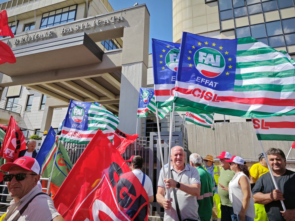 faicislbas's tweet photo. 🟢 OGGI FAI CISL BASILICATA IN PRESIDIO SOTTO LA REGIONE PER CHIEDERE SUBITO IL PAGAMENTO DELLE MENSILITÀ AI LAVORATORI FORESTALI SAAP 

🆘 SOS per la forestazione in Basilicata!

📃 Occorre una programmazione seria e pluriennale, la forestazione è una risorsa della Basilicata! https://t.co/AOCJCcCZxc