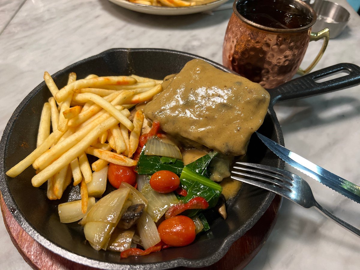 I'm at Karnivor Cafe swarmapp.com/c/5eIZNZAbj9p