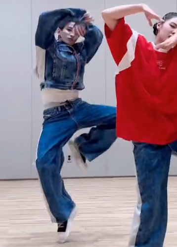 kyeomties's tweet photo. dokyeom's extra details while executing dance choreos; a thread https://t.co/PxpxS0itsx