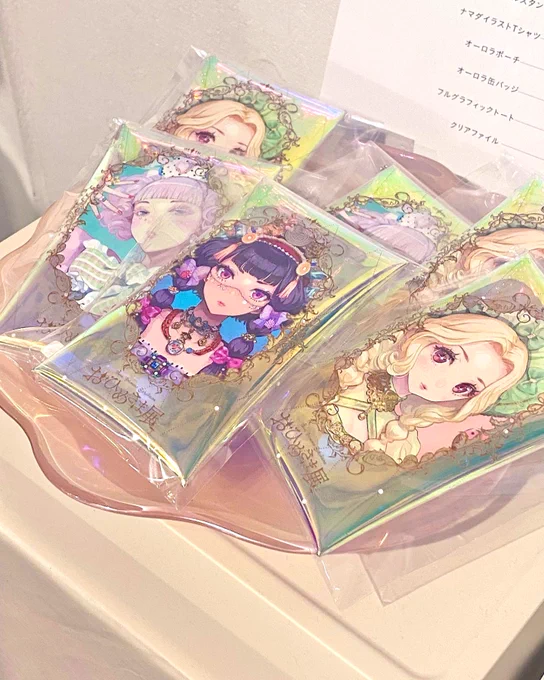 オーロラ缶バッジとオーロラポーチ、会期中に完売してしまったのですが受注ご希望の方いらっしゃるかな…?お届けまで時間がかかってしまいますが、欲しい方多そうでしたら明日のオープン時に注文できるようにします